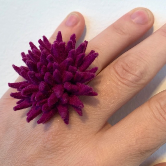 💜 Felt Flower cocktail Ring Adjustable Size - Picture 1 of 4